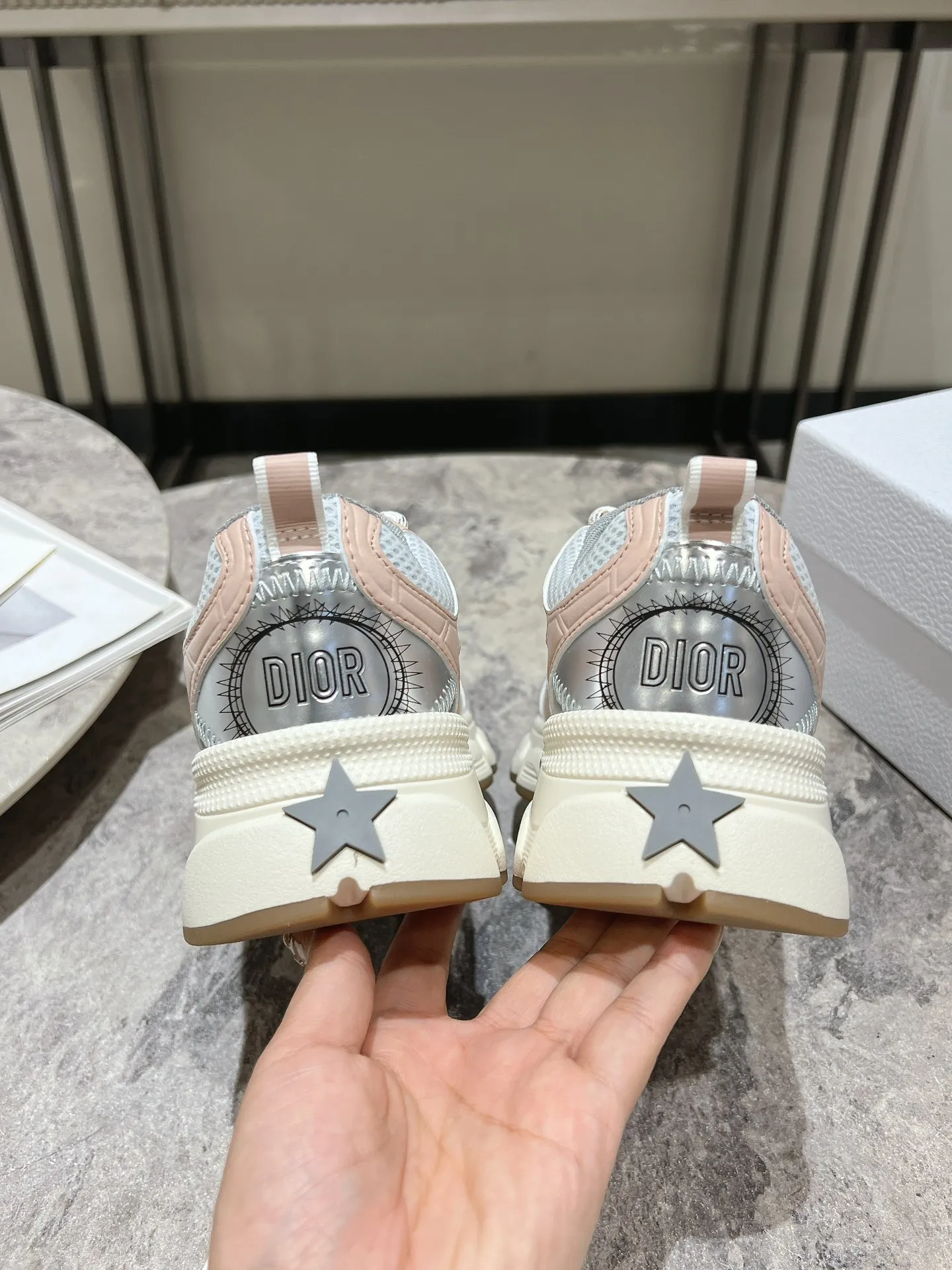 👟👟Ex-factory price 600👟👟 The latest hot model, the star model 2024 main hot product, the newly released Dior Chrono new casual sports shoes, running shoes, dad shoes are really cool, full of futuristic feeling! Really cool! Once again interpreting Dior's concept of cool fashion, the lucky star will bless you with good luck. The new EVA sole is super light and super soft! A perfect replica of the original! Fully matched material and mold! ! Women’s size: 35-39 (40.41 customized)